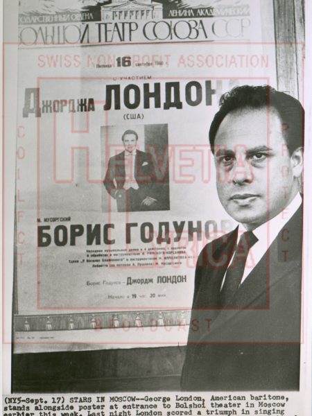 G. London à Moscou, devant l'affiche de sa performance dans Boris Godounov de Moussorgsky , le 16.09.1960. (collection P. Motisi)